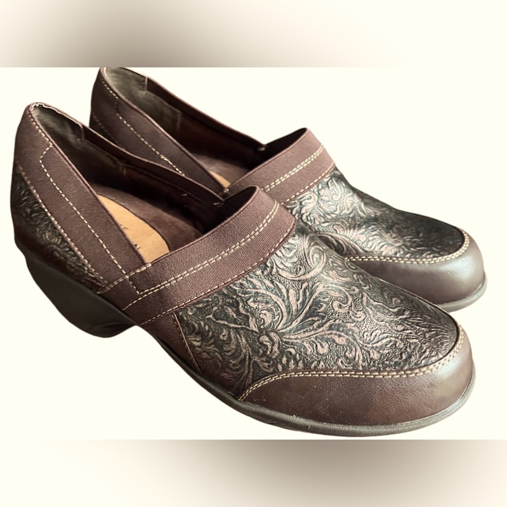 White Mountain Happy Embossed Tooled Leather Shoe Clogs Brown Slip On Clog